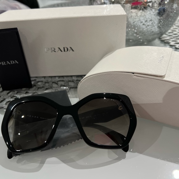 Prada sunglasses - Picture 3 of 4